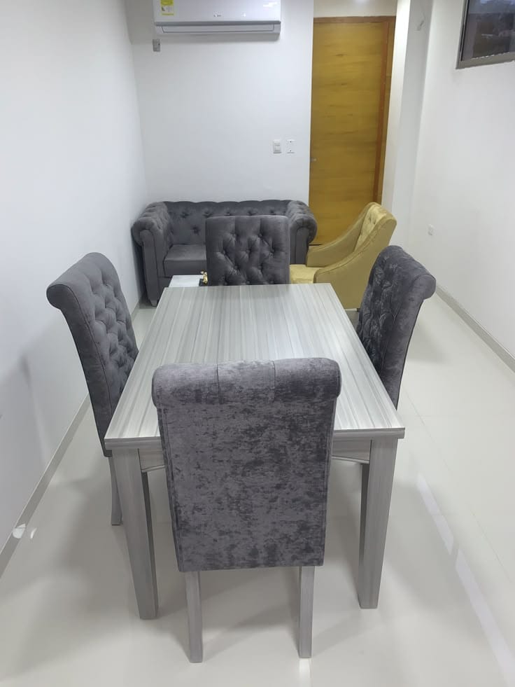 4-Seater Dining Set with Chesterfield Chairs